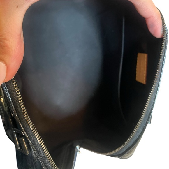 🖤𝐋𝐎𝐔𝐈𝐒 𝐕𝐔𝐈𝐓𝐓𝐎𝐍🖤Montana vernis empreinte hand bag ($975) - Picture 8 of 9